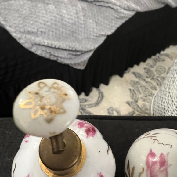 SET OF VINTAGE WALES MILK GLASS PERFUME BOTTLES WITH FLORAL PATTERN - Picture 7 of 8